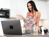 Giving Stepbro My Muffin - S26:E8