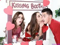 Cash For Kisses On Valentines Day - S25:E7
