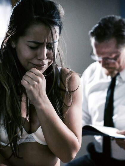 Die vollbusige Latina Alina Lopez wird von einem übermütigen Arzt gevögelt