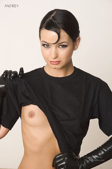 Nea Nubiles, calda e incredibilmente sexy, ha indossato stivali e guanti stretti in lattice e ha piegato ardentemente il suo corpo