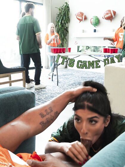 Jasmine Sherni se fait manger et baiser par un étalon noir arrogant