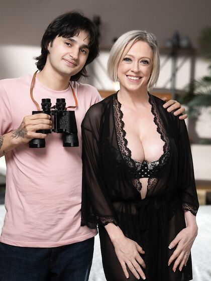 La belle-mère lubrique Dee Williams chevauche le jeune Pecker avec son trou du cul