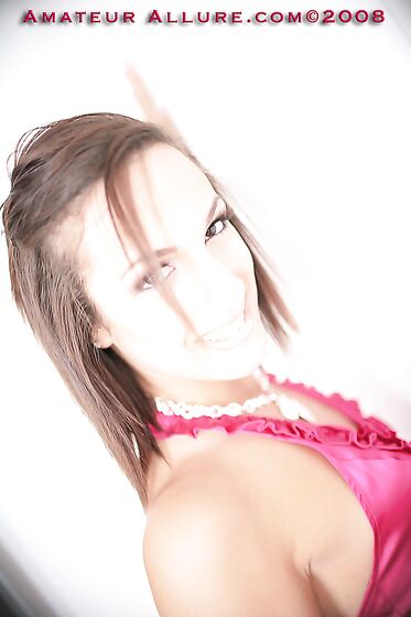 Die brünette Bimbo Janell Allure teilt die schlüpfrigen Fähigkeiten eines geilen Oraljobs