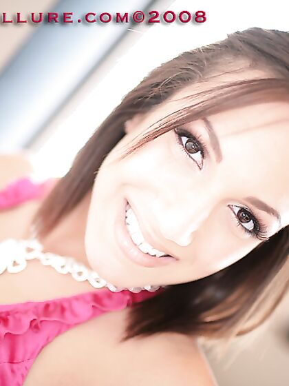 Die brünette Bimbo Janell Allure teilt die schlüpfrigen Fähigkeiten eines geilen Oraljobs