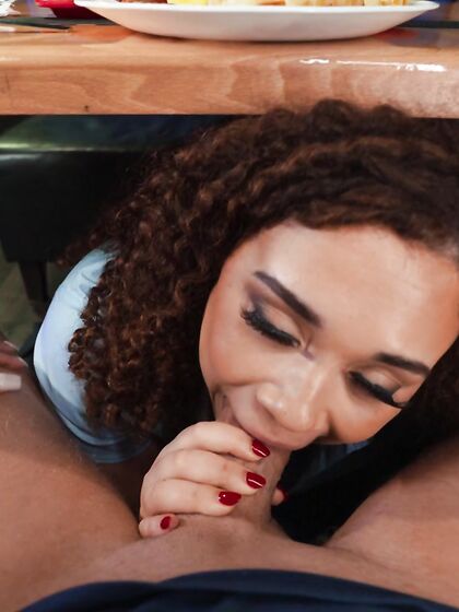 Las camareras negras Willow Ryder y Skyla Sun comparten una polla dura