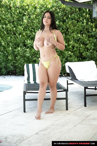 Curvy Bikini Slut Melztube posa nuda all'aperto foto (Diego Perez)