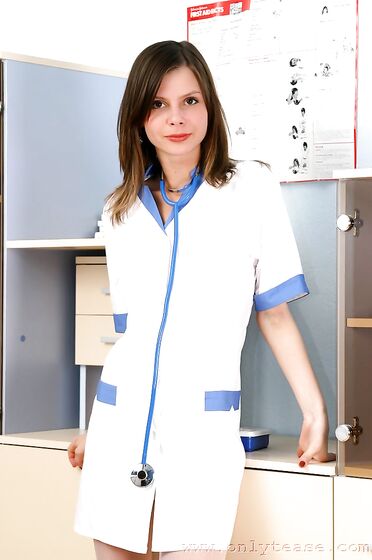 Die süße vieräugige Krankenschwester Heather zeigt ihre hübschen kleinen Titten in einer Klinikfotos (Heather Onlytease)