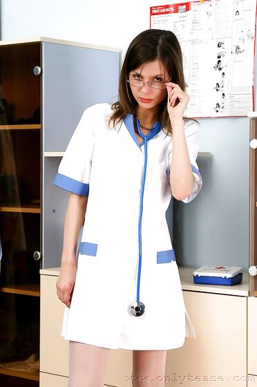 Die süße vieräugige Krankenschwester Heather zeigt ihre hübschen kleinen Titten in einer Klinikfotos (Heather Onlytease)
