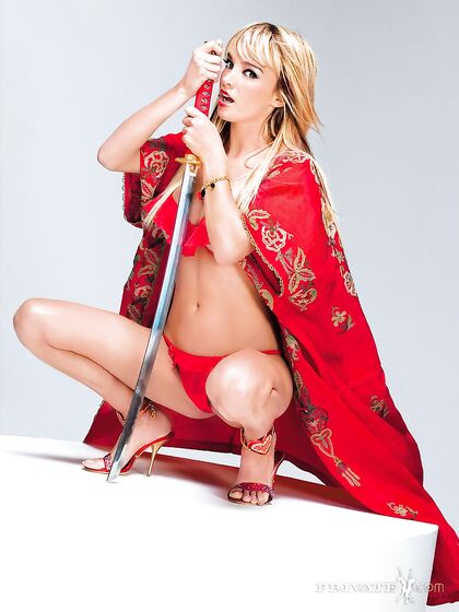 La bionda Virginie Caprice si toglie il vestito rosso e viene doppiamente imbottita da due cavalieri arrapati