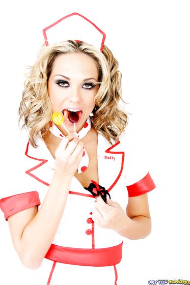 Die verspielte Jenny Hendrix in rot-weißer Uniform lutscht Lutscher und einen riesigen Schwanz