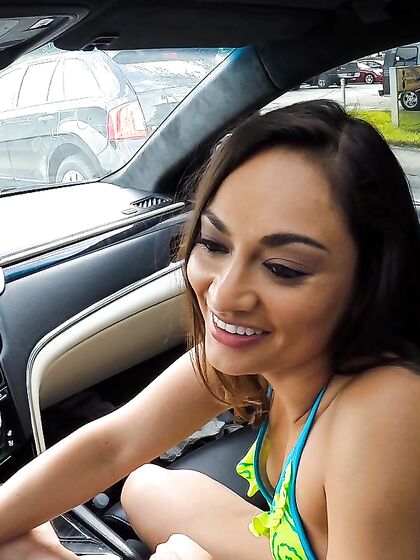 Die heiße lateinamerikanische Schönheit Valentina Vixen steigt ins Auto und lutscht den riesigen langen Stock