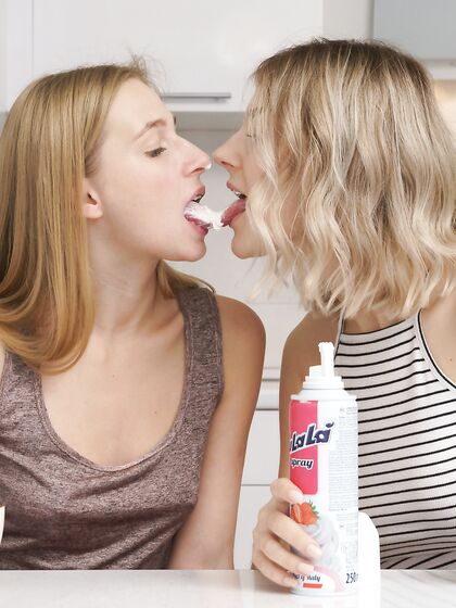 Le simpatiche lesbiche Eva Elfie ed Elizabeth Evans non ne hanno mai abbastanza l'una dell'altra