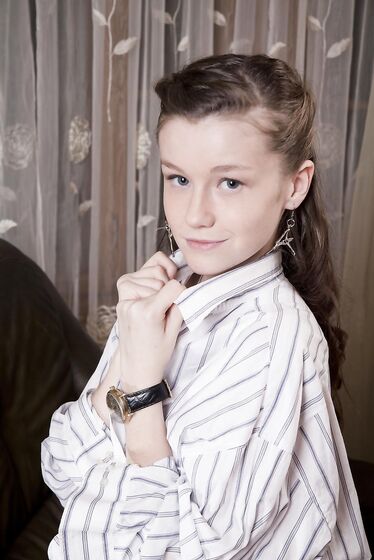 Teen Hottie Emily Bloom Shows Her Posing Skills In Front Of The Camera At Home