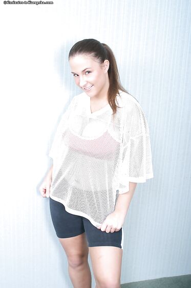 Charming Sporty Brunette Jasmine Grey With Amazing Juicy Jugs Gets Completely Naked