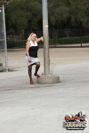 Lusty Mature Dana Hayes Picks Up A Black Basketball Player Then Sucks And Fucks Him Hard