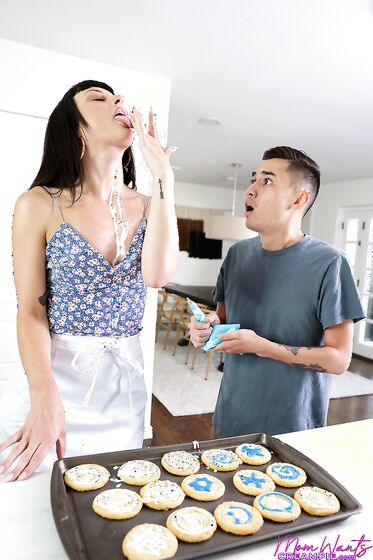 Let Me Make Sure That Cookie Gets Some Icing Stepmom - S1:E5