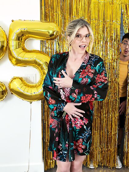Glory Hole du Nouvel An de ma belle-mère - S1: E8