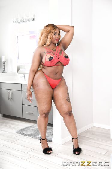 Victoria Cakes Takes Cum On Her Massive Boobs After Servicing White Cock photos (Small Hands)