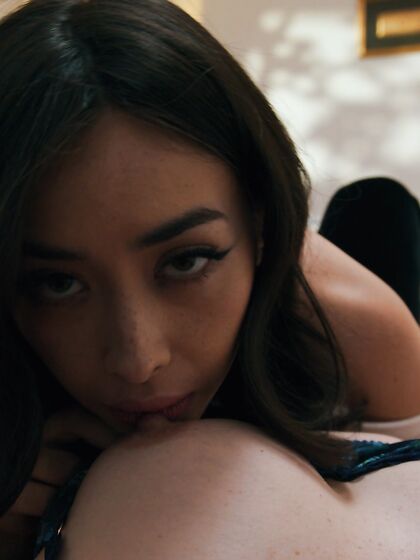 Jessica Ryan e Chloe Surreal si tuffano in profondità nei loro desideri XXX