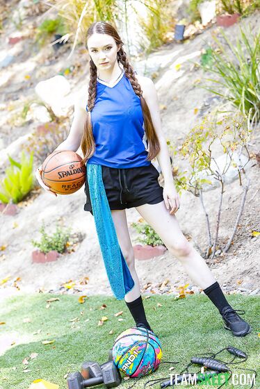 Sportif Hatunlar Destiny Cruz, Hazel Moore ve Naudi Nala POV'da Dövülüyor