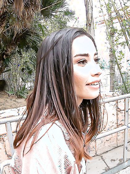 La jolie brune Aria Lee suce et chevauche une bite dure en POV