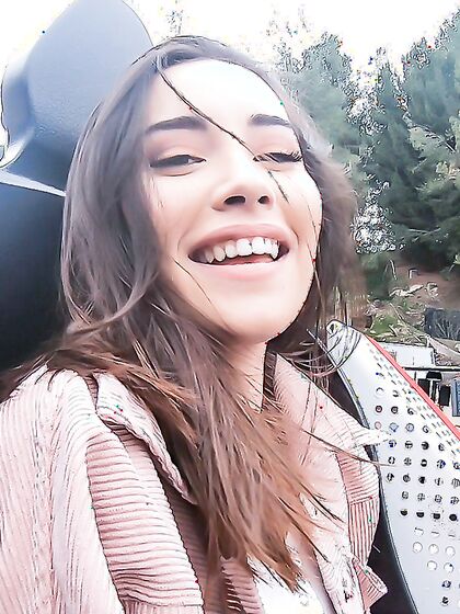 La jolie brune Aria Lee suce et chevauche une bite dure en POV