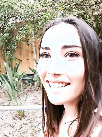 La jolie brune Aria Lee suce et chevauche une bite dure en POV