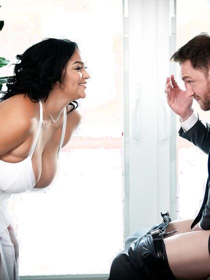 Die dunkelhäutige, pralle Ashlyn Peaks wird intensiv gefickt, nachdem sie einen weißen Schwanz gelutscht hat