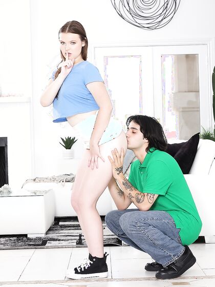 La jeune mignonne Ava Marina baisée par un mec tatoué