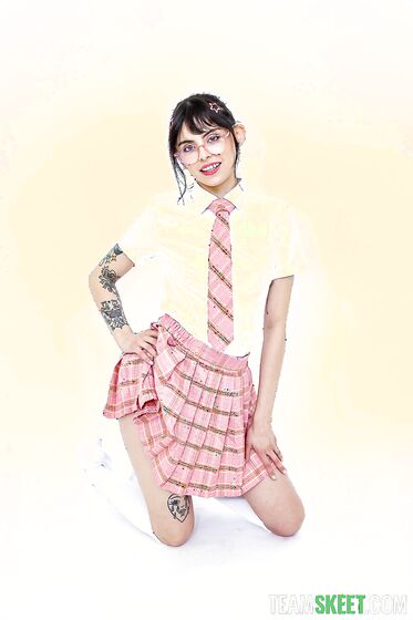 Small-tit Bimbo Angel Windell recebe sua buceta Jovencita lambida antes de foder