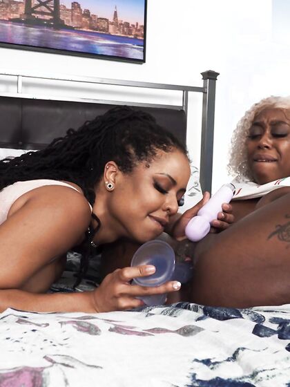 Le lesbiche nere Kira Noir e Baby Gemini fanno l'amore a letto