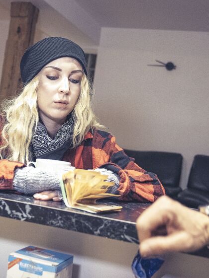 Die ganz natürliche Blondine namens Amaris wird von ihrem langhaarigen Liebhaber gefressen und verarscht