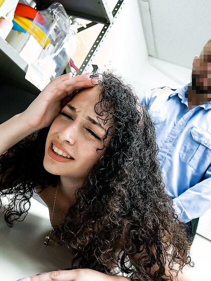 Gal Pixie Smalls aux cheveux bouclés baisée par un officier du LP arrogant