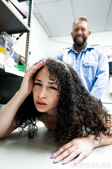 Gal Pixie Smalls aux cheveux bouclés baisée par un officier du LP arrogant