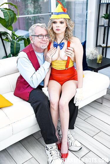 La petite poupée Coco Lovelock se fait baiser par un vieil homme pervers