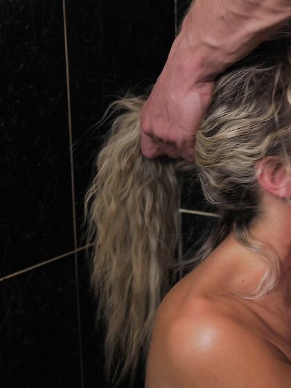 La beauté aux cheveux ondulés Shalina Devine montre ses talents d'équitation anale époustouflants