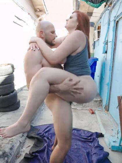 La puta gordita Abigaiil Morris disfruta follando en público