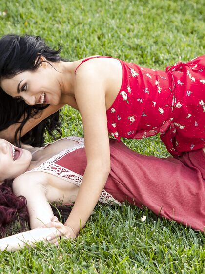 Sabina Rouge y Jade Baker lamiendo apasionadamente la hierba