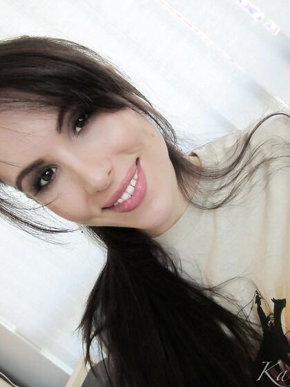 Cute Busty Brunette Honey Katie Banks Is Gonna Show Off Her Nice Body...