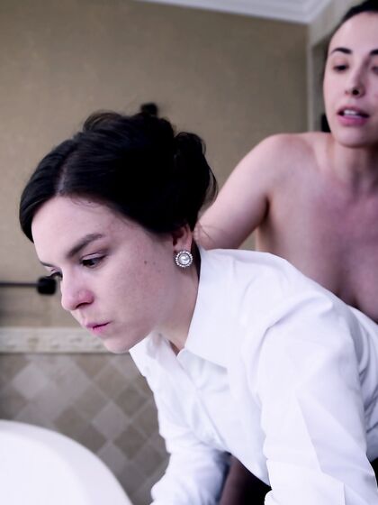 Lesbianas cachondas juliette march y casey calvert follando en el baño