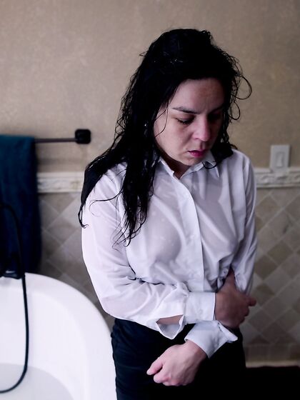 Lesbianas cachondas juliette march y casey calvert follando en el baño