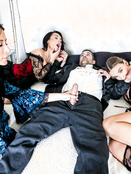 Reagan Foxx, Crystal Rush et Kenzie Love se font percer leurs chattes matures
