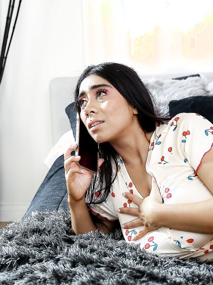 Violet Myers, latina aux cheveux longs, se fait baiser par un papa arrogant