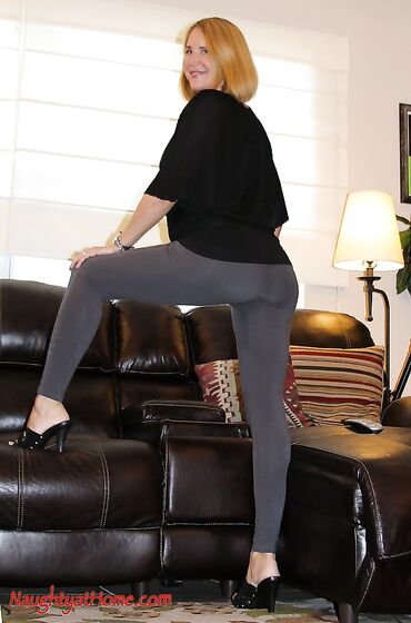 Do You Like MILF Ladies? If So, Desirae Spencer Is About To Show Off Her Body For You.