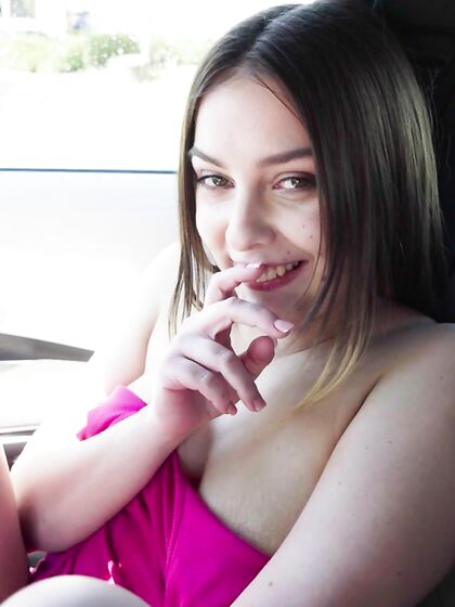 Violet Dawn, une salope aux courbes généreuses, se fait nettoyer le visage après avoir chevauché une longue bite