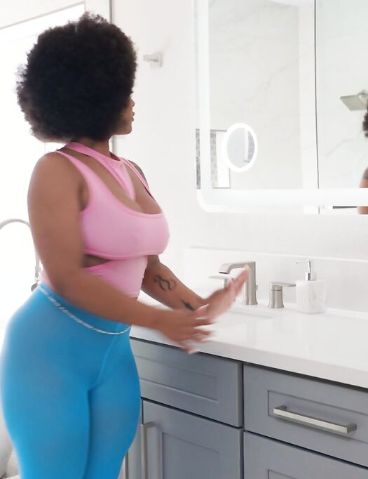 Thick Ebony Avery Jane Smiles While Sucking And Riding White Cock
