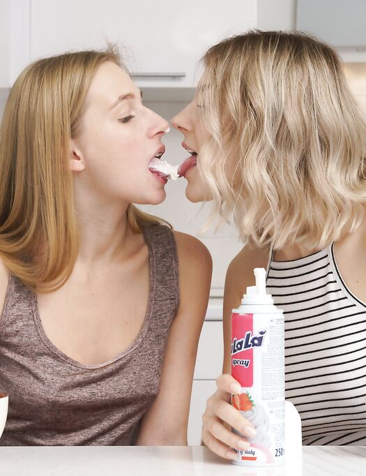 Le simpatiche lesbiche Eva Elfie ed Elizabeth Evans non ne hanno mai abbastanza l'una dell'altra