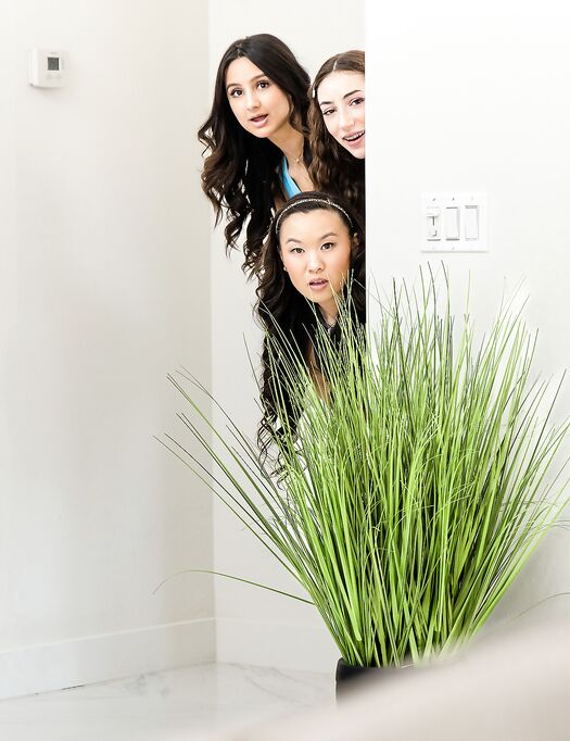 Kimmy Kimm, Tiana Blow ed Eliza Ibarra fanno piacere a Lucky Dude nelle foto del soggiorno (Jimmy Michaels)