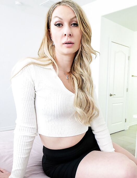 Stepmom Helps Me Get Laid - S6:E4