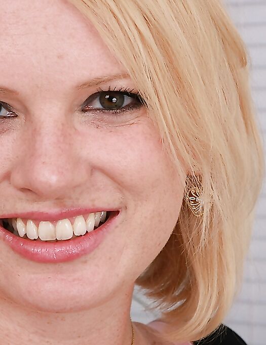 Big Titted Blonde Milf Hayley Rivers Takes Off Her Underwear And Shows Her Pink Slit